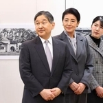 　昭和館を訪れ「石川光陽写真展　戦時下の東京」を視察される天皇、皇后両陛下と愛子さま＝２１日午後、東京都千代田区（代表撮影）