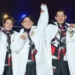 　第４０回グランプリで８年ぶり２度目の優勝を果たした桐生順平。左は２着の関浩哉、右は３着の茅原悠紀＝ボートレース住之江