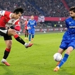 　トウェンテ戦で攻め込むフェイエノールトの上田（左）＝ロッテルダム（共同）