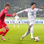 　ハイデンハイム戦で競り合うバイエルン・ミュンヘンの伊藤＝ハイデンハイム（共同）
