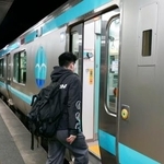 　一部運転再開したＪＲ八戸線の列車に乗り込む人＝２２日午前、岩手県久慈市