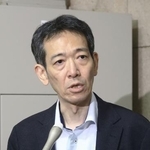 　昨年８月、取材に応じる財務省の三村淳財務官＝財務省