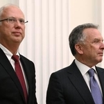 　米国のウィットコフ和平交渉担当特使（右）とロシアのドミトリエフ大統領特別代表＝２日、モスクワ（ＡＰ＝共同）