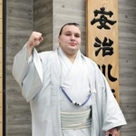 　大相撲初場所の番付が発表され、ポーズをとる新大関の安青錦＝２２日、東京都江東区の安治川部屋