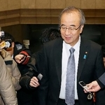 　新潟県庁に登庁する花角英世知事＝２２日午前