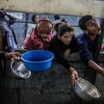 　２１日、ガザ南部ハンユニスで、食料を求め集まる人々（ゲッティ＝共同）