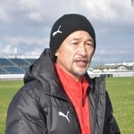 　自主トレを終え、取材に応じるサッカー元日本代表の三浦知良＝大阪府内