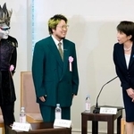 　コンテンツ産業関係者との意見交換会に臨む高市首相（右）。中央はこっちのけんとさん＝２２日午前、首相官邸