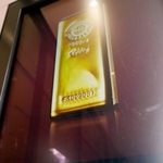 　１グラム当たり２万４４１４円の金の店頭販売価格を表示する「田中貴金属　銀座本店」の電光掲示＝２２日午前、東京・銀座