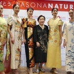 　パソナグループが大阪・関西万博のパビリオンでＶＩＰの接客に使ったドレス。右から３人目はファッションデザイナーの藤本ハルミ氏＝２０２４年９月、大阪市