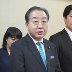 　記者団の取材に応じる立憲民主党の野田代表＝２２日午後、広島県呉市