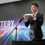 　東京都内で行われたバスケットボール「Ｂリーグ・プレミア」の第１回新人ドラフトの指名順抽選で、くじを手にする島田慎二チェアマン＝２２日、東京都内