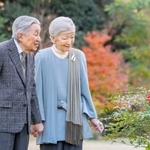 　仙洞御所を散策される上皇さまと上皇后美智子さま＝８日、東京・元赤坂（宮内庁提供）