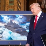 　フロリダ州の私邸「マールアラーゴ」で黄金艦隊の「トランプ級艦艇」のイメージ図を披露するトランプ大統領＝２２日、パームビーチ（ＡＰ＝共同）