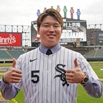 　ホワイトソックスの入団記者会見後、グラウンドで撮影に応じる村上宗隆内野手＝２２日、シカゴ（共同）