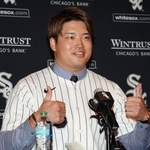 　米大リーグ、ホワイトソックスの入団記者会見で笑顔を見せる村上宗隆内野手＝２２日、シカゴ（共同）