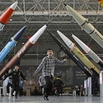 　ミサイルのそばを走り回る子ども＝２２日、テヘラン（共同）