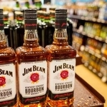 　店頭に陳列されたジムビーム＝２０２２年１月、米ペンシルベニア州（ＡＰ＝共同）