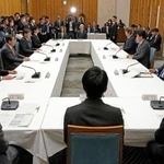 　首相官邸で開かれた大規模太陽光発電所の課題解決に向けた関係閣僚会議＝２３日午前