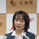 　記者会見する広島県の横田美香知事＝２３日午前、県庁