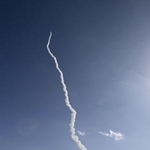 　鹿児島県の種子島宇宙センターから打ち上げられたＨ３ロケット８号機が残した白煙＝２２日（共同通信社ヘリから）