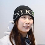 　スイス合宿から帰国し、取材に応じるスノーボード女子の村瀬心椛＝２３日、羽田空港