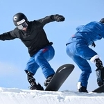 　雪上で練習する小須田潤太（左）と小栗大地＝静岡県裾野市