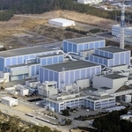 　北陸電力志賀原発１号機（手前）と２号機