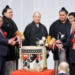 　日本相撲協会の財団法人設立１００周年記念式典で鏡開きをする八角理事長（左から３人目）ら＝２３日、東京都墨田区の両国国技館