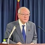 　自民党本部で記者会見する鈴木幹事長＝２３日午前、東京・永田町