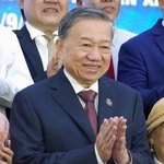 　ベトナムの首都ハノイで開かれた式典で拍手するトー・ラム共産党書記長＝９月（共同）