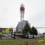 　一部に損傷が見つかった「ＮＴＴ青森八戸ビル」の屋上に設置された鉄塔＝１１日、青森県八戸市