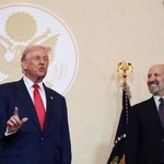 　１０月、在日米大使公邸で開かれた懇談会であいさつするトランプ米大統領。右はラトニック米商務長官＝東京都港区（ロイター＝共同）