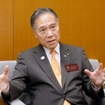 　インタビューに応じる全国知事会長の阿部守一長野県知事