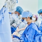 　千葉県柏市の名戸ケ谷病院で手術をする井上靖章医師（中央）