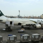 　パキスタン航空の旅客機＝２０１７年、イスラマバード国際空港