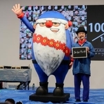 　大阪・関西万博の会場で制作した「みらいサンタ」と谷口智則さん＝９月、大阪市此花区の夢洲