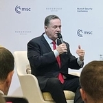 　昨年２月、ドイツ・ミュンヘンでの安全保障会議で話すカッツ氏