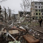 　ウクライナ東部ドネツク州のコンスタンチノフカでロシア軍の攻撃の被害を受けた建物＝２０日（ロイター＝共同）