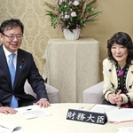 　２０２６年度予算案を巡り折衝する片山財務相（右）と上野厚労相＝２４日午前、財務省（代表撮影）