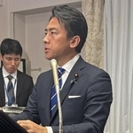 　２０２６年度予算案を巡り記者会見する小泉防衛相＝２４日午前、国会