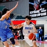 　桜花学園-柴田学園大柴田学園　第１クオーター、ドリブルで攻め込む桜花学園・竹内＝東京体育館