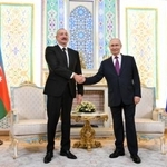 　タジキスタンの首都ドゥシャンベで会談し握手するロシアのプーチン大統領（右）とアゼルバイジャンのアリエフ大統領＝１０月（タス＝共同）