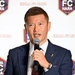 　記者会見する生駒ＦＣ奈良の播戸竜二社長＝２４日、東京都内