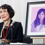 　高橋まつりさんの遺影とともに記者会見する母の幸美さん＝２４日午後、東京都内