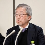 　提訴後に記者会見する飯村豊さん＝２４日午後、東京・霞が関の司法記者クラブ