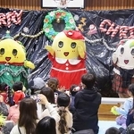 　クリスマス会を盛り上げる千葉県船橋市の非公認キャラクター「ふなっしー」（中央）ら＝２４日午後、船橋市
