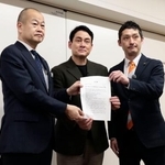 　立ち入り検査を求める要望書を北海道の担当者に提出したアルピニストの野口健さん（中央）＝２４日午後、道庁