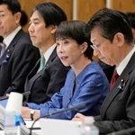 　デジタル行財政改革会議であいさつする高市首相（右から２人目）＝２４日午後、首相官邸