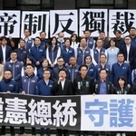 　台湾の頼清徳総統に対する弾劾案を立法院でアピールする野党議員ら＝１９日、台北市（共同）